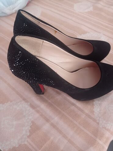 Женская обувь: Туфли 39.5, цвет - Черный