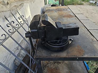 продаю верстак: Тиски слесарные поворотные на массивном верстак. Производство СССР — 1