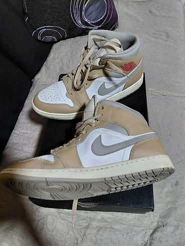kickers obuca u beogradu: Nike Air Jordan 1 Mid – bež/siva/bela - Model: Air Jordan 1 Mid — 1