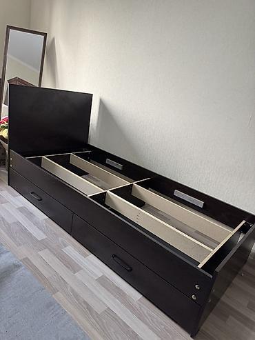 bunk bed: Односпальная кровать с подъемным основанием и системой хранения. Также — 2