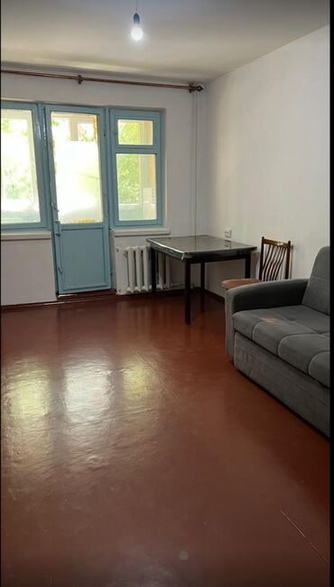 куплю 2 комнатную квартиру в бишкеке без посредников: 2 комнаты, 43 м², 104 серия, 2 этаж, Старый ремонт