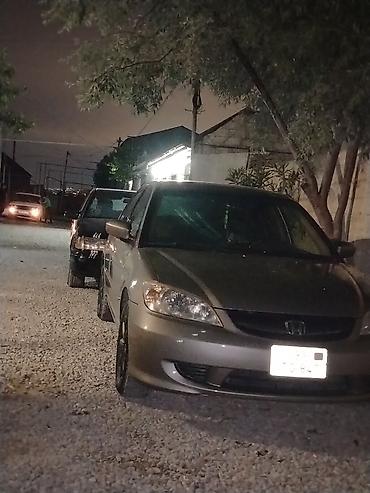 civic: Honda Civic – sedan, gümüşü rəng. - Korpus: 4 qapı, aerodinamik ön — 7