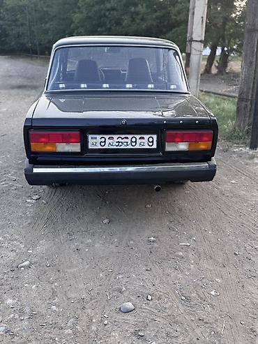 lada vaz 2107: VAZ 2107 sedan - Kuzov: qara rəng, klassik 4 qapılı sedan gövdə. - — 1