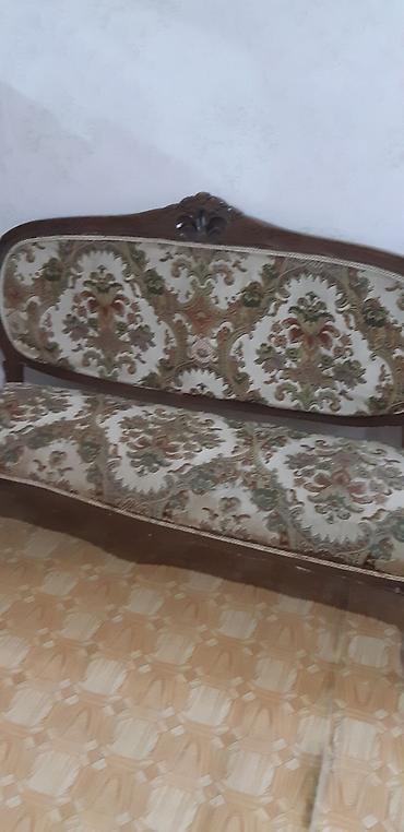 Antik salon dəsti – taxta oyma korpuslu Tərkib: - 1 ədəd üçlü divan -