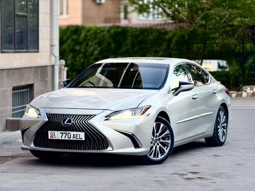 lexus ls 460: Lexus ES в золотистом цвете. Этот седан отличается элегантным дизайном