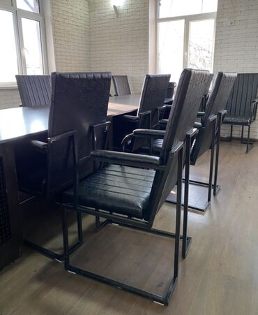 Срочно продеться столы и новые железные стулья в компьютерном клубе