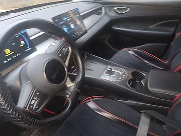 latun satisi: BYD Qin Plus (sedan) – Yango brendli taksi üçün bükülü vinil reklam — 5