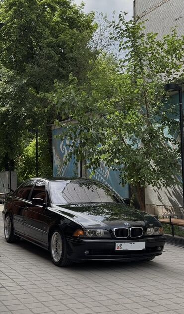 ключ bmw: Чёрный седан BMW E39. Автомобиль оснащён кожаным салоном тёмного цвета