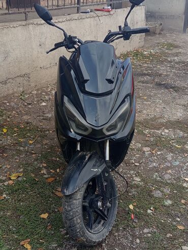 купить бу электромотоцикл: Макси-скутер 150 куб. см, Бензин, Колдонулган