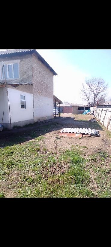 Продажа полдома: 7 комнат Продается двухэтажный кирпичного дома с участком. Основные — 5