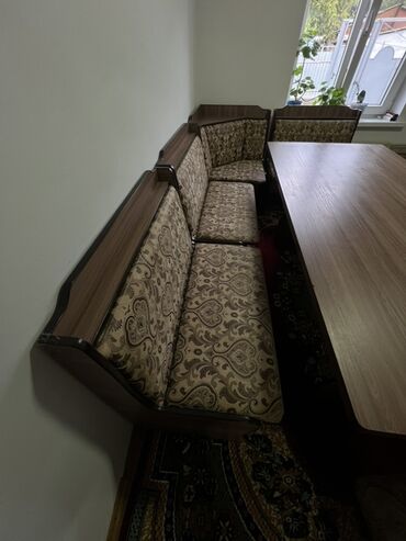 бу мебели: Продаётся кухонный уголок. Стол, угловая скамья и табуретки в