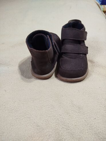 Детская обувь: Продаю детскую обувь в идеальном состоянии. Брали от 3500 сом. От 400 — 25