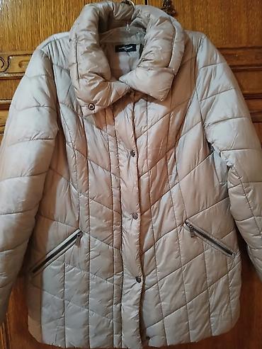 moda mi beograd: - Elegantna crno-bela haljina bez rukava, midi dužine. Kroj naglašava — 7