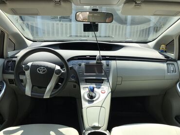 arenda priuslar: Toyota Prius: 1.8 l | 2014 il Hetçbek