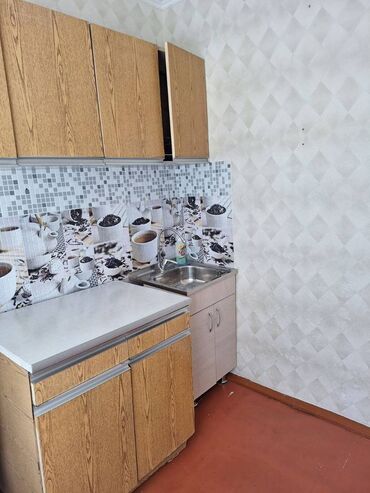 квартира район киркомстром: 1 бөлмө, 36 кв. м, 104-серия, 2 кабат, Косметикалык ремонт