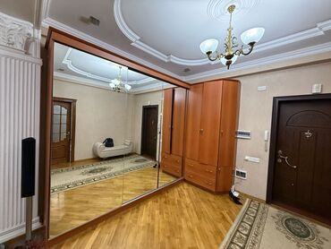 hamam şkafi: Dehliz dolabi 5 metr .170₼ satilir .Unvan İnqilab &Rumi