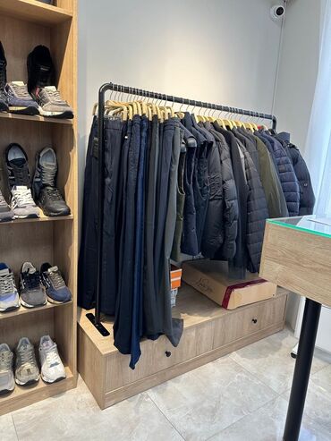 Шкафы: Срочно продается вся мебель для торговли одеждой, почти новая. Мебель — 4