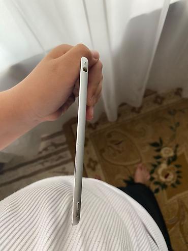 ipad mini 5 128gb: Apple iPad mini (gümüş rəng) 64gb Heçbir problemi yoxdur. Endirim — 2