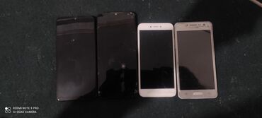 дополнительный свет: Лот из 4 смартфонов (на фото спереди и сзади): - Samsung (левый на