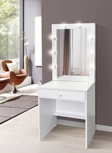 1 комната с мебелью полностью: Туалетный Стол, цвет - Белый, Б/у
