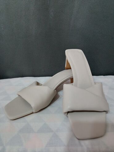 чешка обувь: Новые босоножки от H&M светло-серого цвета на небольшом каблучке