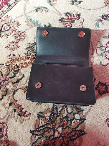 Çantalar: Qara mini çiyin çantası – qızılı zəncirli - Material: hamar süni dəri — 3