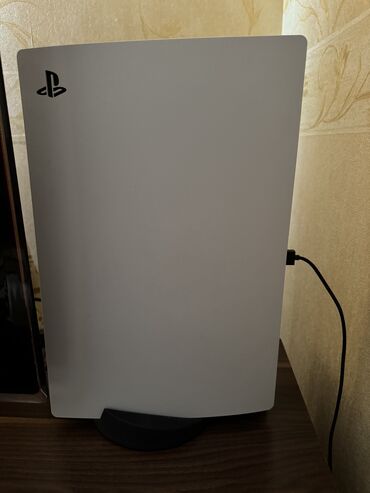 PS5 (Sony PlayStation 5): Bloklanmis PlayStation 5 satilir. Yaddasinda bir neçe baha oyun var