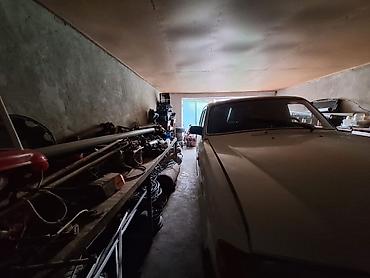QAZ: GAZ Volga 3110, ağ rəng, sedan gövdə. Nömrə nişanı: 05-BD-556 (AZ) — 6