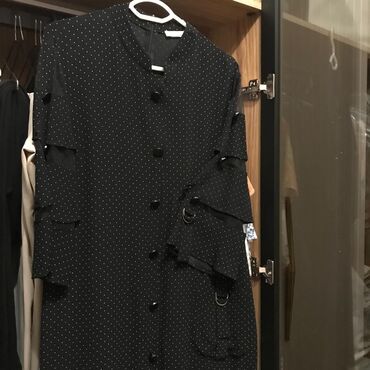 женское платье с воланом: Qara rəngdə xırda ağ xallı qadın paltarı. - Düz kəsim, boğazı