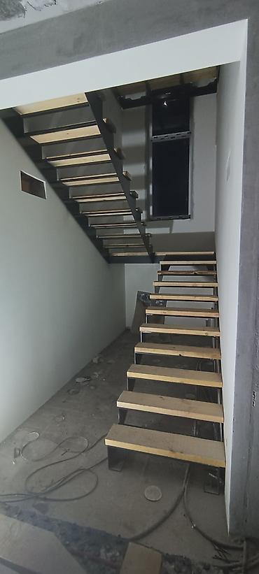 Металлические лестницы: Металлическая лестница Для дома, Форма лестницы: Г-образная, Стиль: Лофт — 3