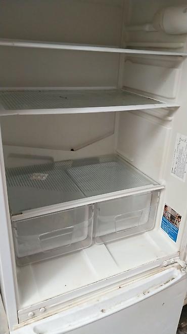 soyuduculari: Indesit markalı ikiqapılı soyuducu. Ağ rəngdədir, alt hissədə — 2