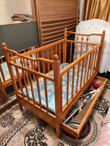 Beşiklər: Oğlan və qız üçün, İşlənmiş, Dördbucaq, Beşik, Dəstsiz, Matras ilə, Yellənmə mexanizm ilə