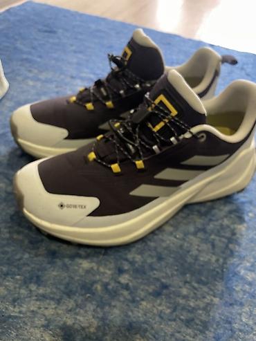 Кроссовки для треккинга Adidas с мембраной GORE‑TEX. 42 размер at lalafo.kg Кроссовки для треккинга Adidas с мембраной GORE‑TEX. 42 размер