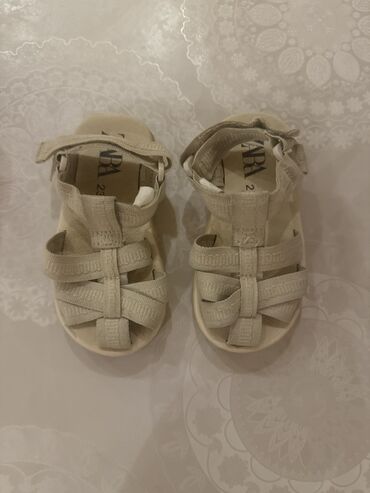 танцевальные туфли на мальчика: Детские сандалии бежевого цвета от Zara. Модель с закрытым мысом и