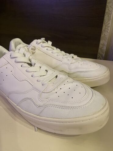 Кроссовки и спортивная обувь: Мужские белые кеды от H&M, 43 размер. Состояние-очень хорошее