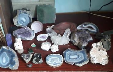 Qayaç və mineral kolleksiyası – müxtəlif növ təbii daşlar - Əqiq