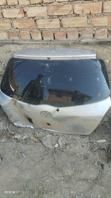 вмятина: Крышка багажника (дверь задка) для Toyota Yaris хэтчбек. - — 1