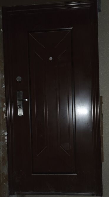Dəmir giriş qapısı normal vəziyyətdə - Material: möhkəm metal
