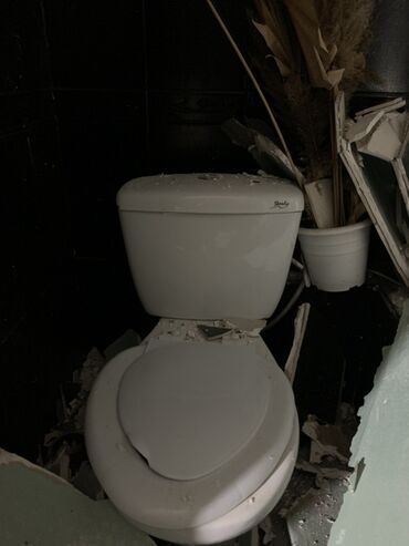 унитаз б у ош: Унитаз Полго орнотуу, Материалы: Фарфор