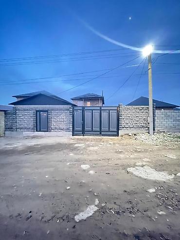 Продажа коттеджей и домов: Продаётся дом с закрытым двором и хозяйственными постройками. - — 1