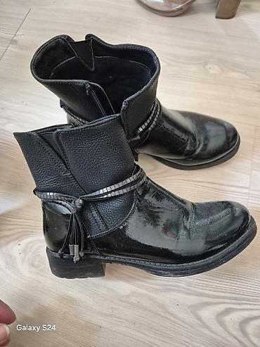 moon boots snizenje: Crne kožne poluduboke čizme sa lak kožom i ukrasnim kaišem - — 1