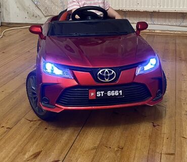 Uşaqlar üçün nəzərdə tutulmuş bu elektrikli avtomobil, qırmızı rəngi