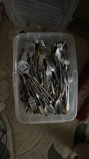 Посуда: Предлагается набор различной посуды, включающий круглые и квадратные — 20