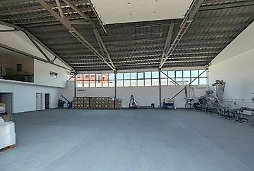 Magacini i radionice: Izdaje se prostrana i funkcionalna hala ukupne površine 420 m² ( 300 — 4
