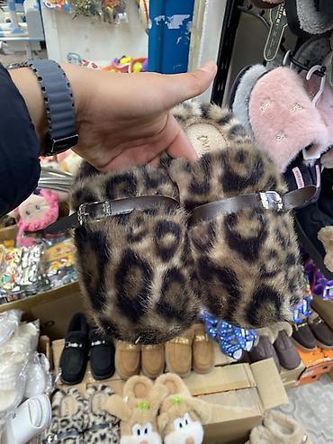 zara hm: Меховые домашние тапочки с леопардовым принтом - Тип: открытые — 1