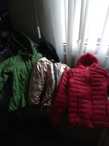 детская фирменная куртка: Продаю детские куртки на девочку 5-6 лет, б/у,Деми состояние