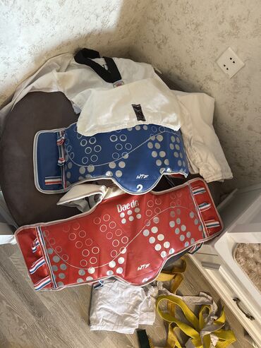 İdman formaları: Taekwondo şit 2 range var 2 razmer ustunde kimonoda verilir