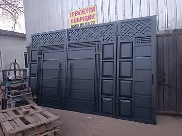 Металлические ворота с калиткой, выполненные в современном стиле. На
