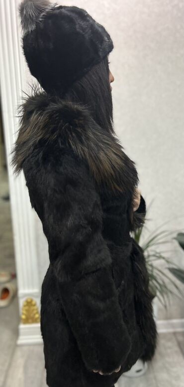 Шубы: Продается шуба(нат.кролик)размер 40/42,длина ниже колена (я ростом — 3