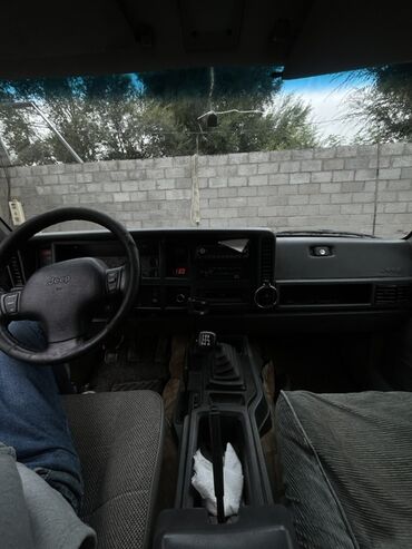 Другие детали салона: Jeep — интерьер салона с механической коробкой передач. - Руль с
